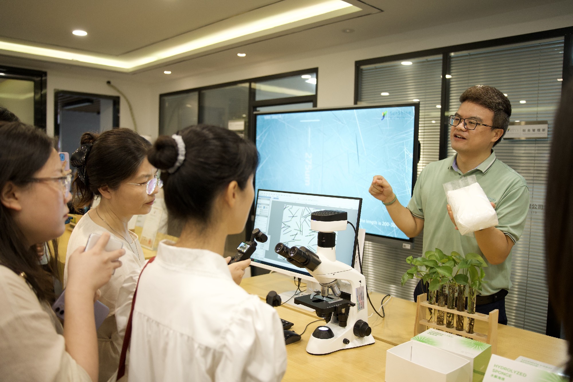 多家央省主流媒体走进湖南晴天生物，探访水解海绵隐形冠军硬核实力